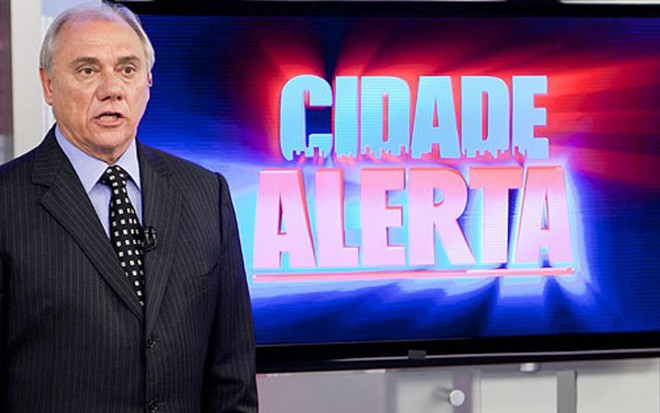 Marcelo Rezende no Cidade Alerta; jornalista cutucou rival Datena e elogiou Silvio Santos à revista Playboy - Divulgação/TV Record