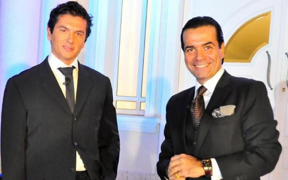Gianluca Perino, protagonista do reality show The Bachelor, da RedeTV!, e o apresentador Fabio Arruda - Divulgação/RedeTV!