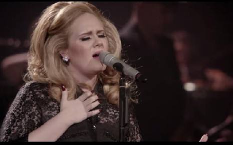 Adele em cena do clipe da música Set Fire To The Rain; cantora pagou R$ 56 mil em casa de brinquedo - Reprodução/Youtube