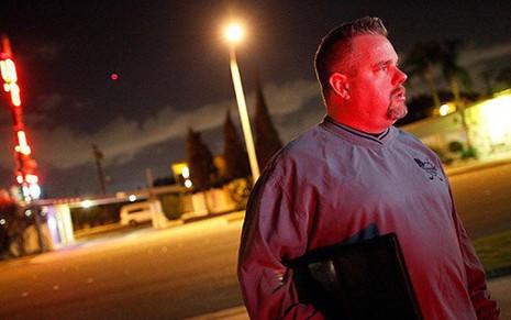 O pastor Greg Reese em rua do condado de Orange (Califórnia, EUA) antes de se encontrar com prostituta  - Divulgação/Los Angeles Times