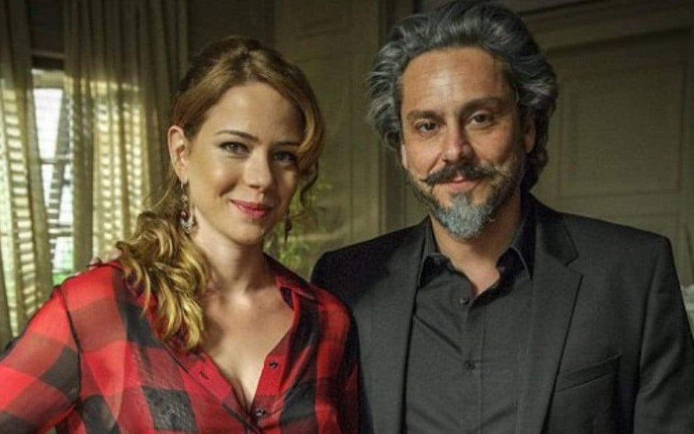 Leandra Leal (Cristina) posa com Alexandre Nero (José Alfredo) nos bastidores da novela Império, da Globo - ALEX CARVALHO/TV GLOBO