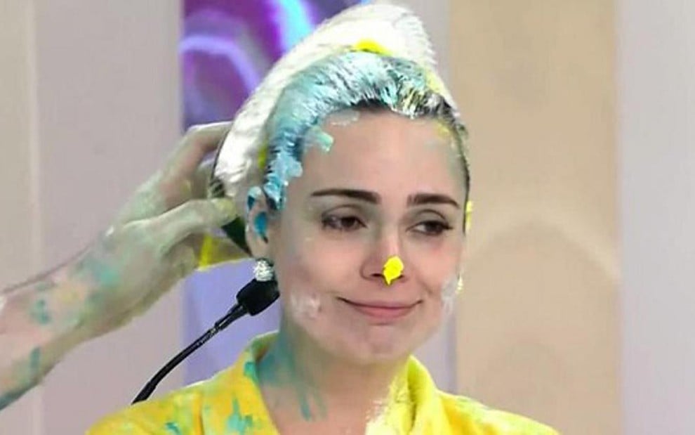 A jornalista Rachel Sheherazade leva tortada na cara no Passa ou Repassa, game show do Domingo Legal - Reprodução/SBT