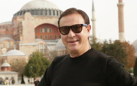 O apresentador Amaury Jr. em frente à Basílica de Santa Sofia, em Istambul, maior cidade da Turquia - Divulgação