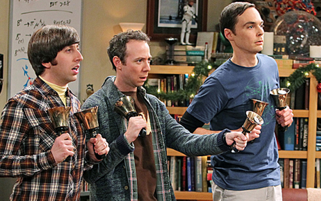Os atores Simon Helberg, Kevin Sussman e Jim Parsons tocam Jingle Bells em The Big Bang Theory - Divulgação/CBS