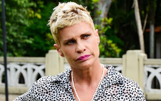A ex-apresentadora Doris Giesse posa para foto em parque da zona oeste de SP; ela prepara volta ao vídeo - Cristiane Camelo/Notícias da TV