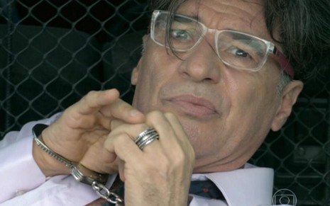 Paulo Betti em cena de Império, exibida nesta quarta (17), em que Téo Pereira foi preso por desacato - Reprodução/TV Globo