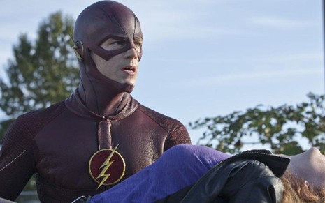 O ator Grant Gustin segura a atriz Kelly Frye em episódio de Flash, uma das séries de maior sucesso do ano - Divulgação/The CW