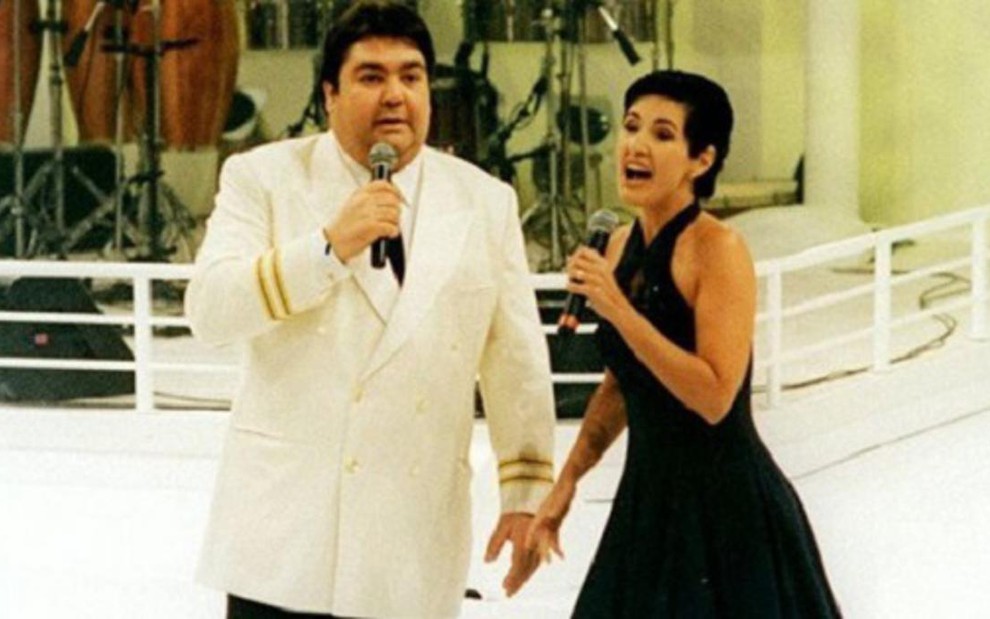 O apresentador Fausto Silva e a jornalista Fátima Bernardes no programa Réveillon do Faustão de 1996 - Divulgação