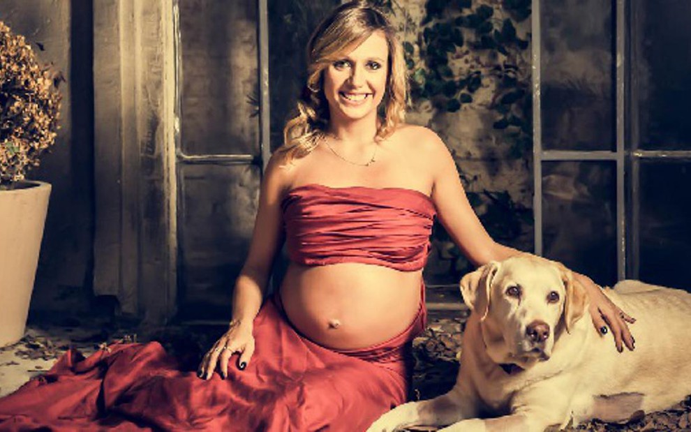A apresentadora Luisa Mell exibe o barrigão de 8 meses de gravidez ao lado de seu labrador Marley - Divulgação