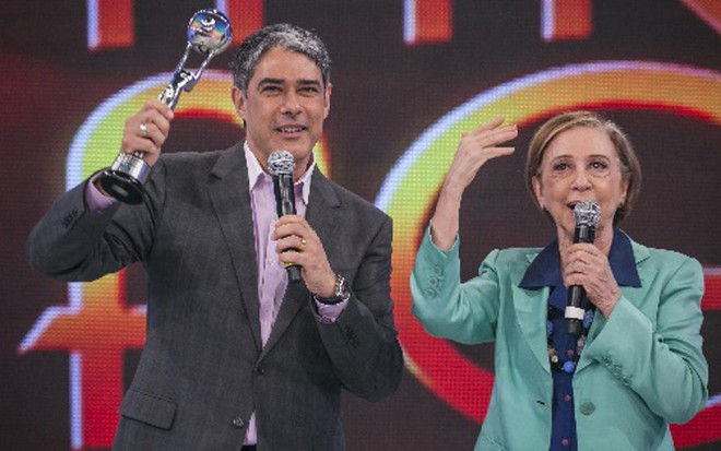 O jornalista William Bonner recebe o Troféu Mário Lago das mãos de Fernanda Montenegro, no Domingão - Paulo Belote/TV Globo