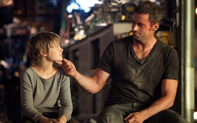 Os atores Dakota Goyo e Hugh Jackman em cena do filme Gigantes de Aço, de 2011, que vai ao ar no Space - Divulgação