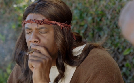 O ator Gerald Johnson fuma cigarro de maconha em episódio da série Black Jesus, do Cartoon Network - Reprodução/Cartoon Network