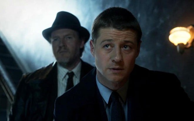 Os atores Ben McKenzie e Donal Logue em episódio de Gotham, série que conta a origem de Batman - Divulgação