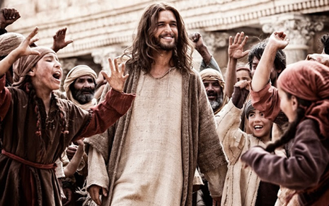 O ator Juan Pablo Di Pace anda entre figurantes como Jesus Cristo na minissérie A.D. - Divulgação/NBC