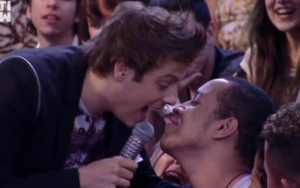 Fábio Porchat dá um beijo selinho na boca de um rapaz da plateia do programa Tudo pela Audência de hoje - Reprodução/MULTISHOW