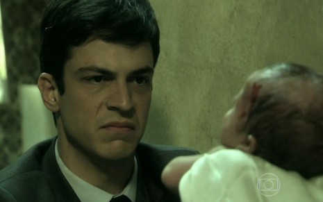 Félix (Mateus Solano) pega bebê de Paloma (Paolla Oliveira) em cena do primeiro capítulo de Amor à Vida - Reprodução/TV Globo