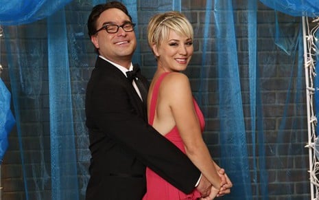 Os atores Johnny Galecki e Kaley Cuoco posam para foto em episódio de The Big Bang Theory - Divulgação/CBS