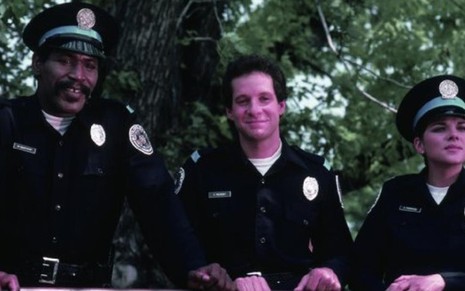 Os atores Bubba Smith, Steve Guttenberg e Kim Cattrall em cena de Loucademia de Polícia, de 1984 - Fotos Divulgação/Warner Bros