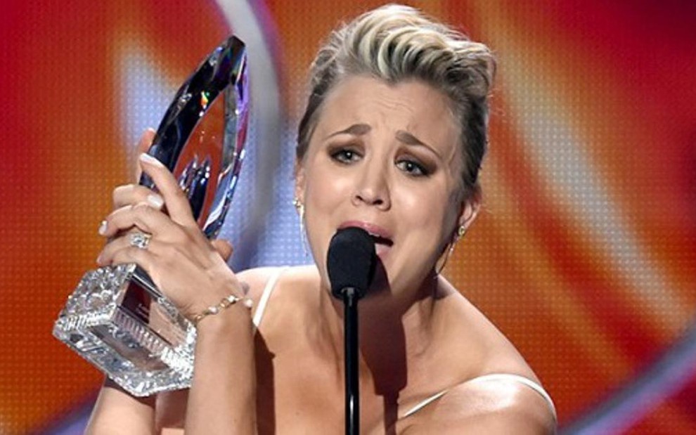 Kaley Cuoco segura o troféu que ganhou como atriz favorita de comédia no People's Choice Awards 2015 - Divulgação/PCA