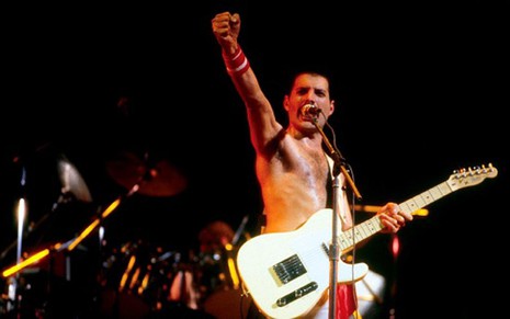 Freddie Mercury, vocalista da banda Queen, em apresentação na 1ª edição do Rock in Rio, em 1985 - Divulgação