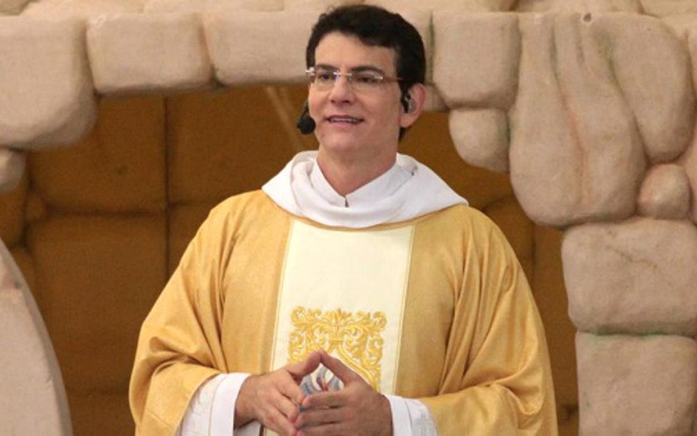 O padre Reginaldo Manzotti durante culto em Curitiba (PR); religioso comprou parabólica da RedeTV! - Divulgação