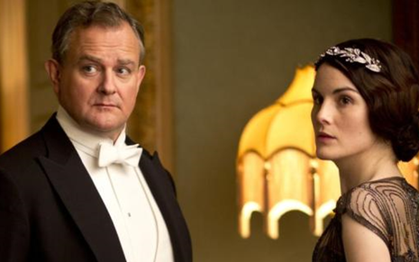 Os atores Hugh Bonneville e Michelle Dockery vivem pai e filha na série britânica Downton Abbey - Divulgação/ITV