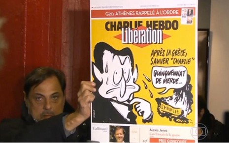 O jornalista André Luiz Azevedo mostra capa do Charlie Hebdo de 2011 como sendo edição inédita - Reprodução/TV Globo