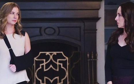 As atrizes Emily VanCamp e Madeleine Stowe em cena da quarta temporada da série Revenge - Divulgação/ABC