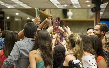Jornalistas brindam com champanhe na entrada da casa de BBB, como se fossem participantes - Paulo Belote/TV Globo