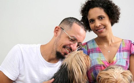 O bailarino e ator Rogério Alves com a mulher, Camila Sérgio, e os dois cães de estimação - Fotos Amanda Magalhães/GShow
