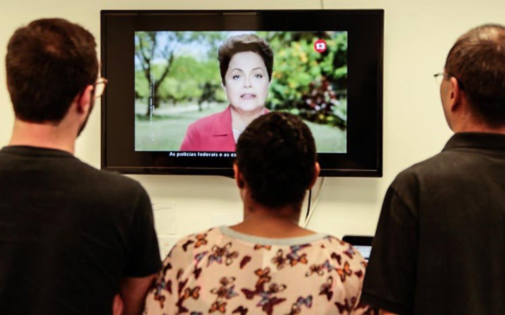 Telespectadores assistem a programa eleitoral da presidente Dilma Rousseff, em setembro de 2013 - Robson Fernandjes/Fotos Públicas