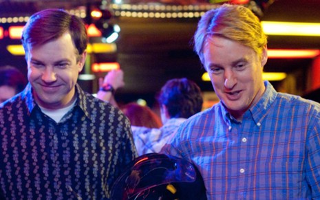Owen Wilson e Jason Sudeikis interpretam os amigos Rick e Fred no filme Passe Livre, na Warner - Divulgação