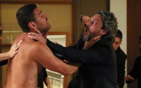 Carmo Dalla Vecchia e Alexandre Nero em cena de Império em que Maurílio e José Alfredo brigam - Reprodução/TV Globo