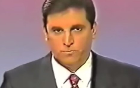 Carlos Nascimento informa sobre a greve na TV Manchete no SP Já, telejornal local da Globo, em 1993 - Reprodução/TV Globo
