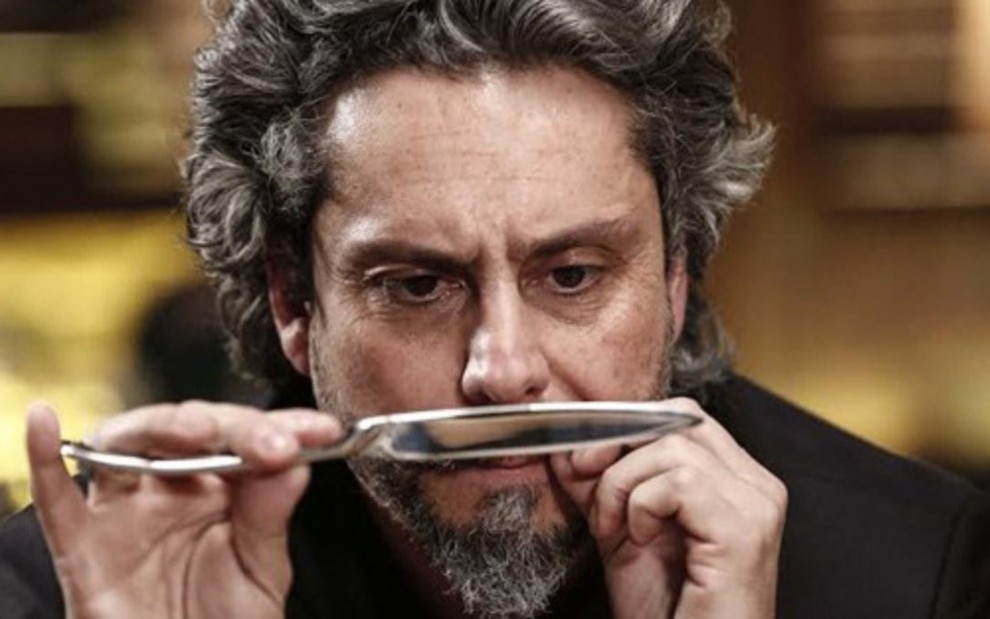 Alexandre Nero manipula faca em cena de Império: comendador vai receber bilhete com telefone de Merival - Reprodução/TV Globo