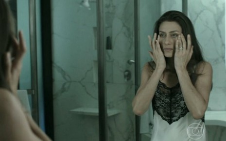 Maria Fernanda Cândido em cena do primeiro capítulo da minissérie Felizes para Sempre? - Reprodução/TV Globo