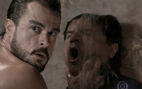 O ator Joaquim Lopes (Enrico) em cena da novela Império com Laércio Fonseca (Felipe) - Reprodução/TV Globo