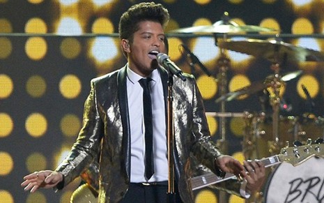 O cantor Bruno Mars em performance no show do intervalo do Super Bowl de 2014 - Divulgação/NFL