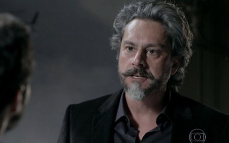 Alexandre Nero e Caio Blat (de costas) em cena de Império: pai vai demitir o filho de empresa - Reprodução/TV Globo