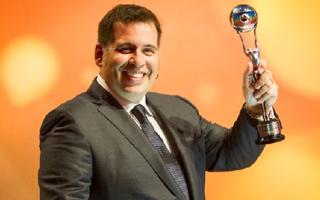 Leandro Hassum exibe troféu recebido na premiação dos melhores do ano de 2014 do Domingão - Divulgação/TV Globo