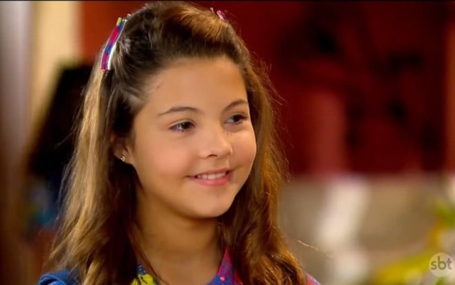 Vilãzina Marian (Júlia Gomes) se diverte com maldade que aprontou para a rival em Chiquititas - Divulgação/SBT