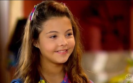 Vilãzina Marian (Júlia Gomes) se diverte com maldade que aprontou para a rival em Chiquititas - Divulgação/SBT