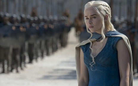 Emilia Clarke, a Daenerys Targaryen de Game of Thrones, à frente de um Exército na série da HBO - Divulgação/HBO