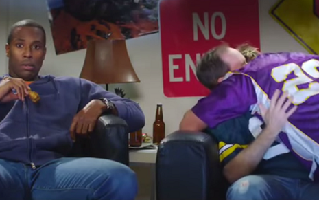 Comercial do site de namoro gay ManCrush mostra dois homens se beijando em uma poltrona - Reprodução