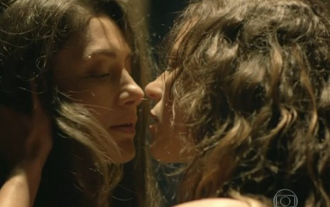 Maria Fernanda Cândido e Paolla Oliveira se beijam no capítulo de sexta-feira (30) de Felizes para Sempre? - Reprodução/TV Globo