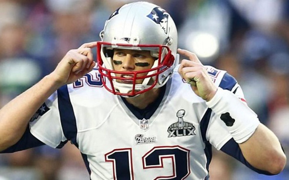 O jogador do New England Patriots, Tom Brady, coordena ataque em partida contra o Seattle Seahawks - Divulgação/NFL