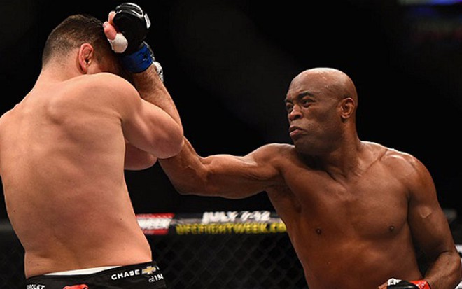 O lutador Anderson Silva bate em Nick Diaz no UFC, na madrugada de domingo (1°) em Las Vegas (EUA)  - Divulgação/UFC