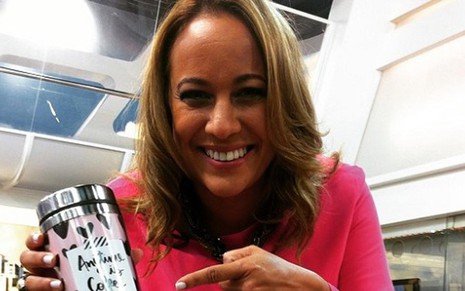 A apresentadora Renata Alves segura copo cor-de-rosa nos bastidores do Hoje Em Dia, da Record - Reprodução