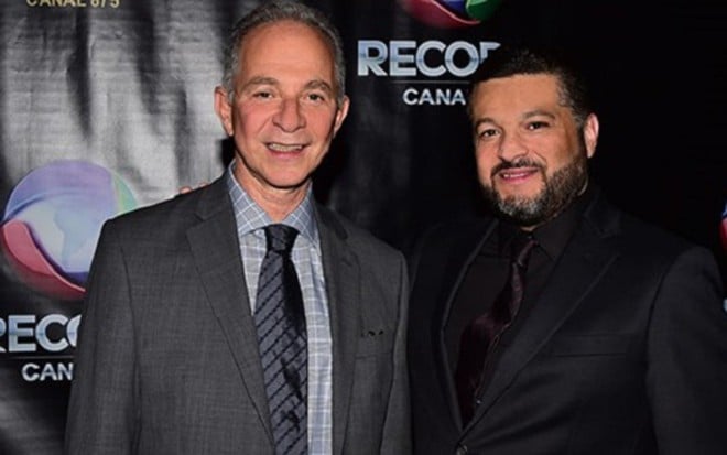 Marcelo Cardoso (à direita) com o cônsul José Pimentel no lançamento da Record no Canadá, em agosto  - Divulgação/Record Internacional