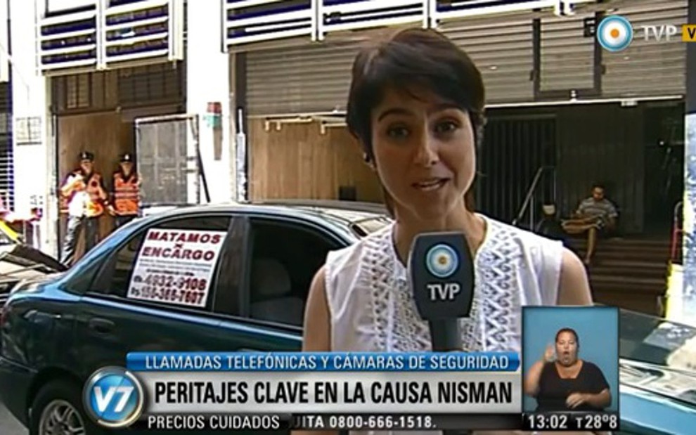 Repórter argentina cobre morte do promotor Alberto Nisman em frente a cartaz 'Matamos por encomenda' - Reprodução